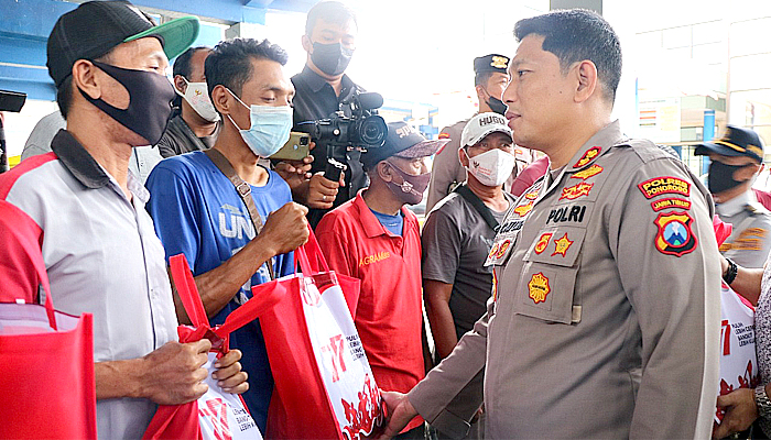 Kapolres Ponorogo serahkan sembako bagi sopir terminal Seloaji.