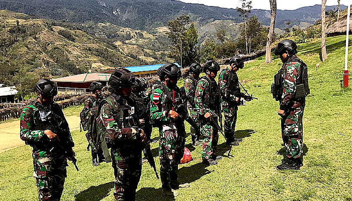 TNI gelar komsos di Desa Balingga dan karya bakti di Pantai Timur.