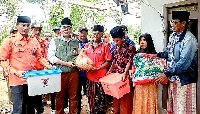 Bupati Pamekasan salurkan bantuan kepada korban bencana angin kencang.