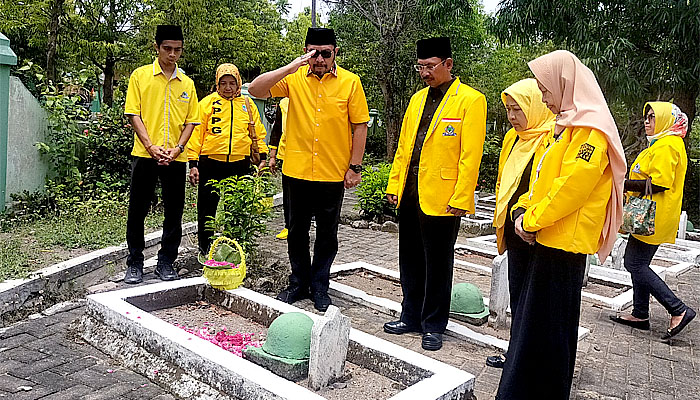 Peringati HUT Golkar ke-58, Sahat Ziarah TMP di Ngawi