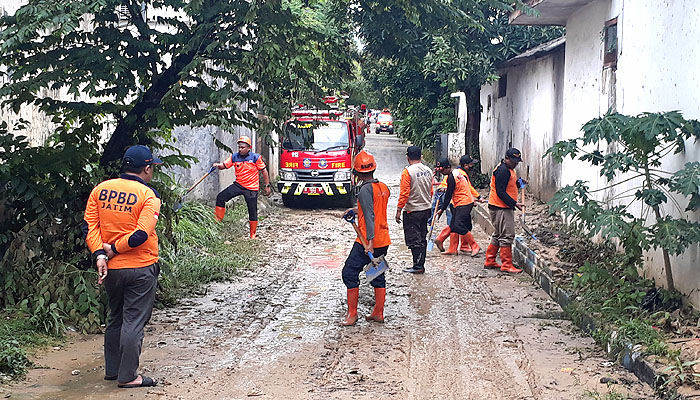 Tiga mobil damkar bersihkan sisa banjir di Pondok Al Amien Prenduan.