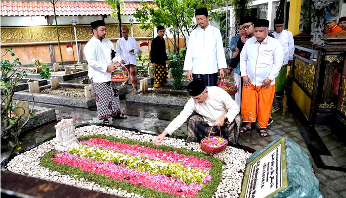 Teladani Para Ulama, Presiden PKS Ziarah Ke Gus Dur Dan KH.Hasyim Asyari