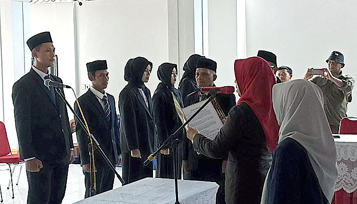 Saat Lantik Lima Perangkat Desa Kunti, Camat Bungkal Minta Peningkatan Layanan Bagi Masyarakat