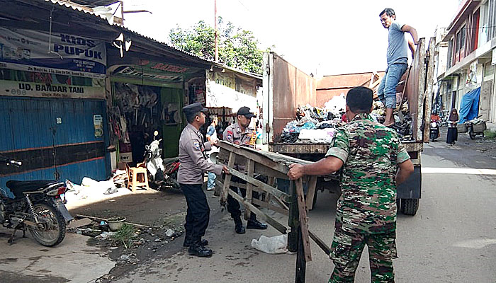 Masyarakat Keude Ulee gle Gotong Royong Bersama Kapolsek dan Koramil Bandar Dua