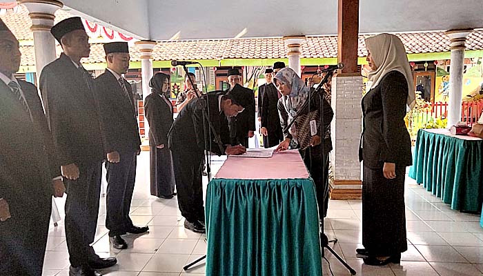 Lantik Perangkat Desa Koripan Munggu Dan Padas Camat