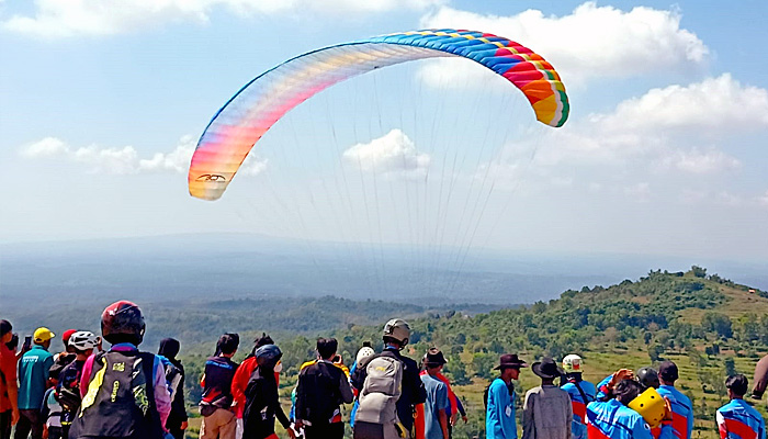 42 Atlet Paralayang Menikmati Keindahan Puncak Lanjari Desa Soddara