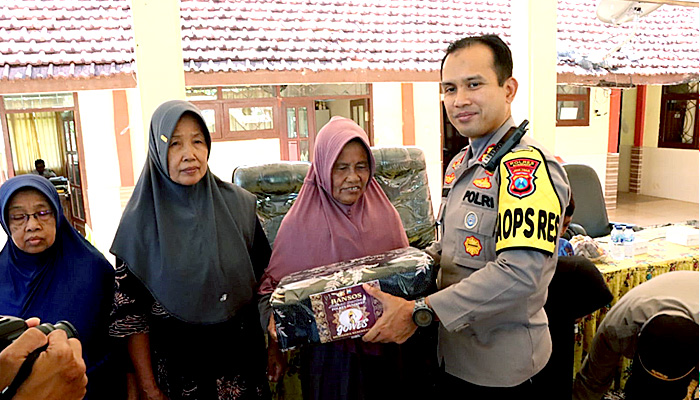 Gelar Jumat Curhat, Kapolres Sumenep Sambangi Warga dan Berikan Bantuan di Kecamatan Talango