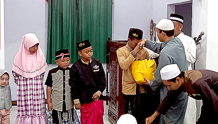 Jumat Berkah, Kapolres Sumenep Berbagi Kepada Anak Yatim