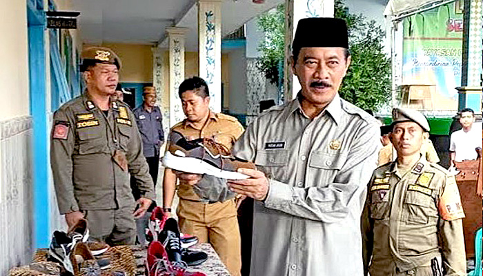 Resmi Diluncurkan: Sepatu Van Am Produk Unik dari Pondok Pesantren Al Mukhlisin Pamekasan