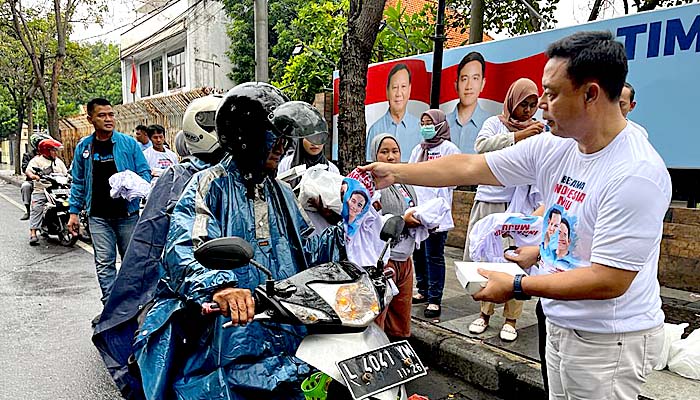 TKD Jatim Sebar Ribuan Nasi Kotak Gratis dan Kaus Prabowo-Gibran