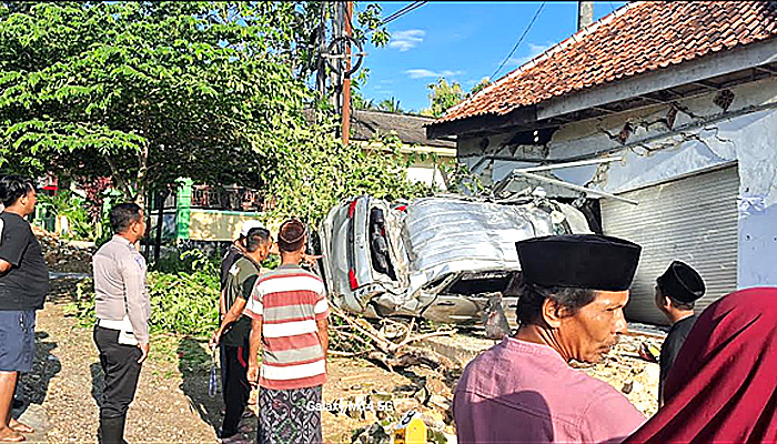 Diduga Pengemudi Mabuk, Mobil Avanza Surunduk Warung Bakso, Satu Orang Meninggal