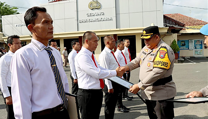 13 Personel Polres Pamekasan Diberi Penghargaan atas Pengungkapan Kasus Narkoba Seberat 498,88 Gram