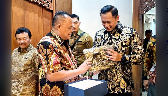 AHY Dapat Batik Tulis Burung Hong, Inilah Artinya