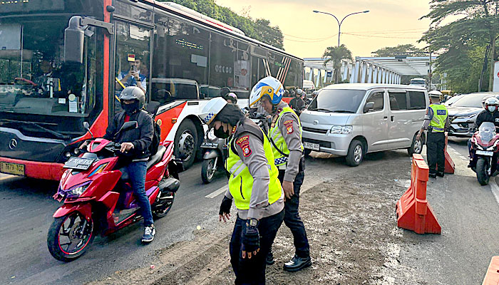 Gotong Royong Bersihkan Tumpahan Oli