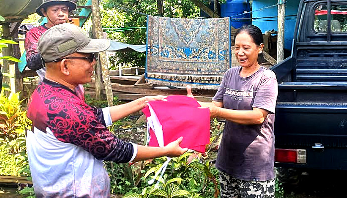 Bakesbangpol Nunukan Bagikan Ribuan Bendera Merah Putih Kepada Warga Di Pesisir