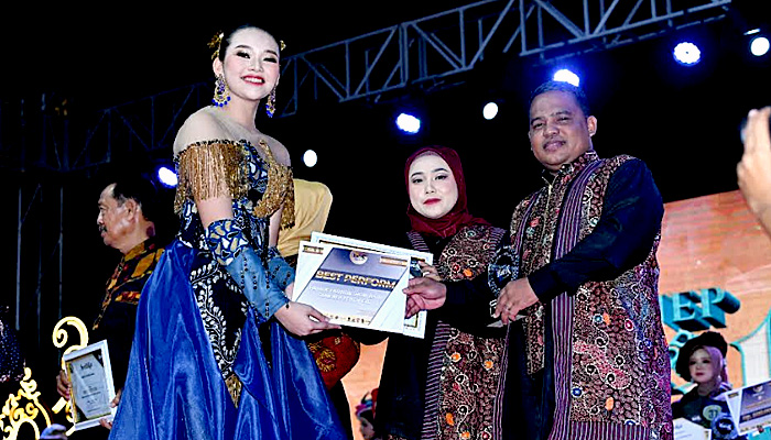 Sumenep Batik Festival 2024: Kabag Prokopim Helmi Bersama Istri Tampil Mempesona, Raih Finalis Best Performance