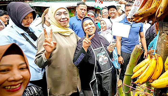 Banjir Doa dan Dukungan di Pasar Blimbing, Khofifah Ajak Pedagang Coblos Nomor 2 di Pilgub Jatim