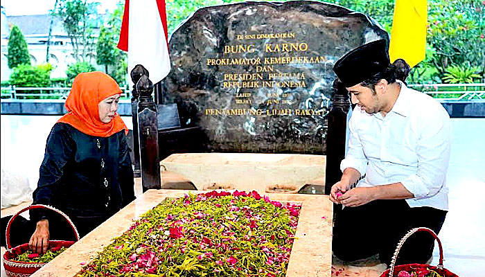 Ziarah Makam Bung Karno, Khofifah-Emil Kenang Kedekatan Dengan Ulama NU